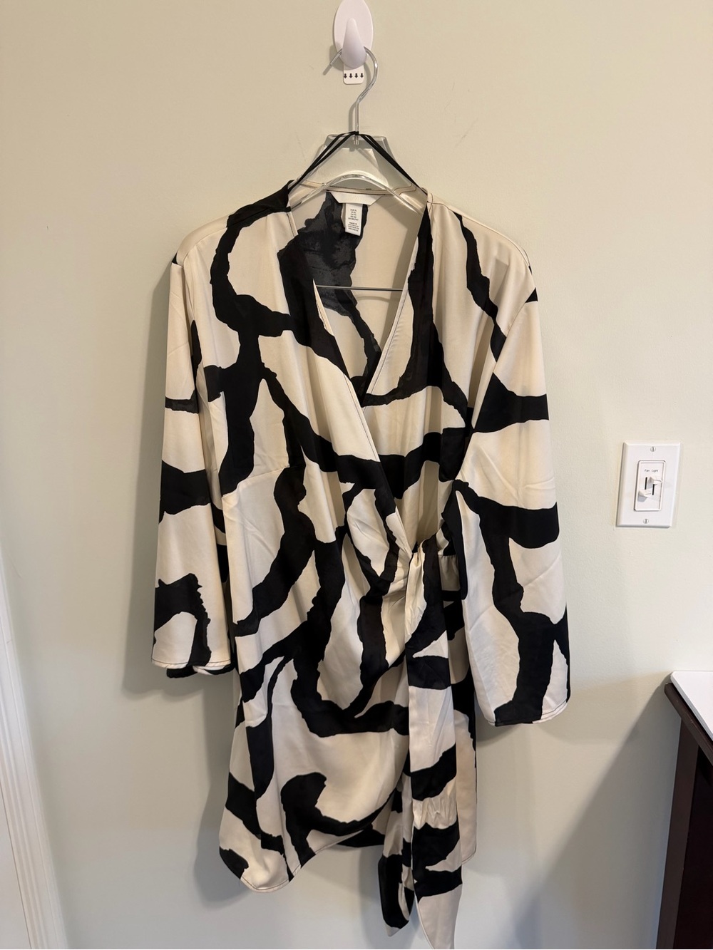H&M Black and Cream Abstract Print Wrap Robe